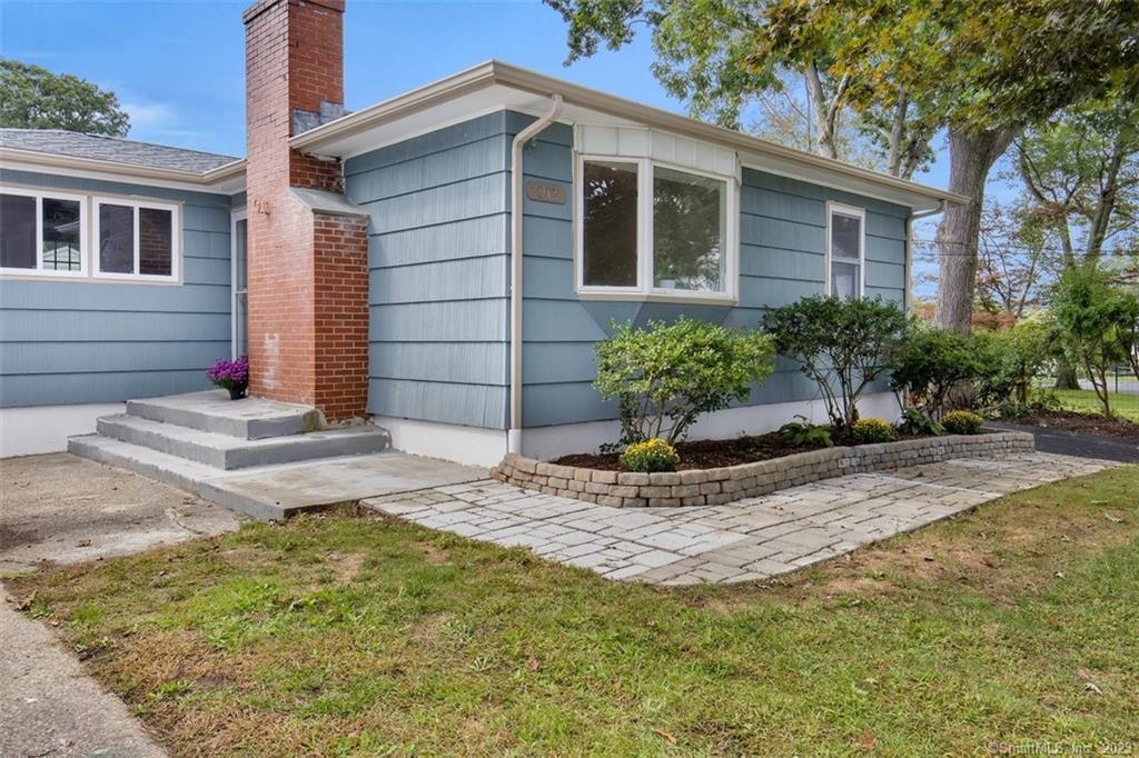 a view of a house with backyard and plants