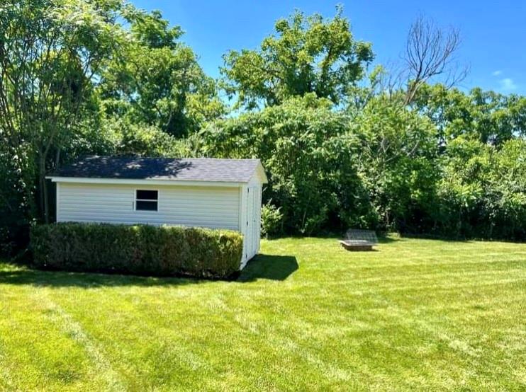 136 Maclaine Drive Carnegie, PA 15106 - Photo 4 of 30 a view of outdoor space and yard