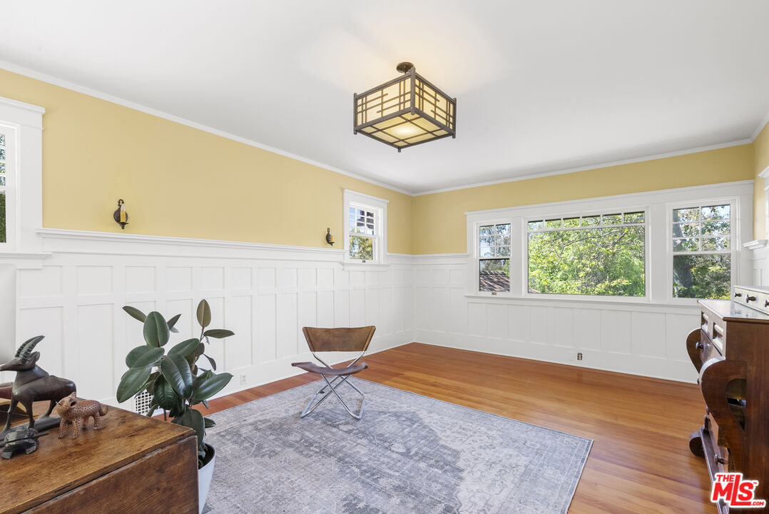 15454 South Mountain Road Oxnard, CA 93036 - Photo 27 of 65 a workspace with furniture and a window