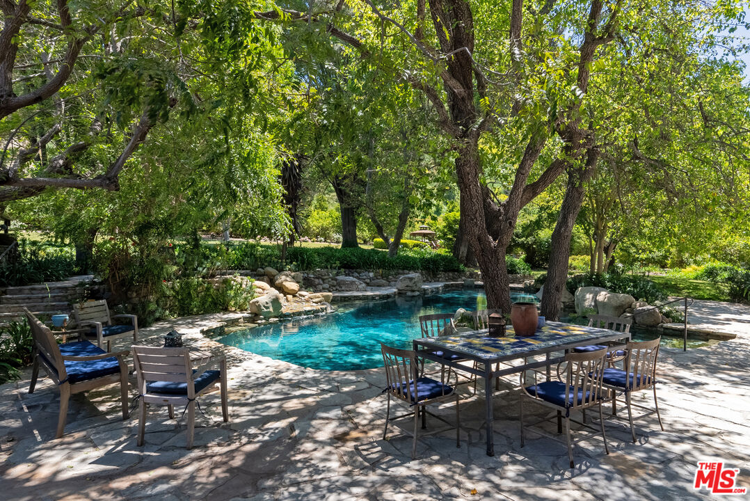 15454 South Mountain Road Oxnard, CA 93036 - Photo 37 of 65 a view of a table and chairs in a patio