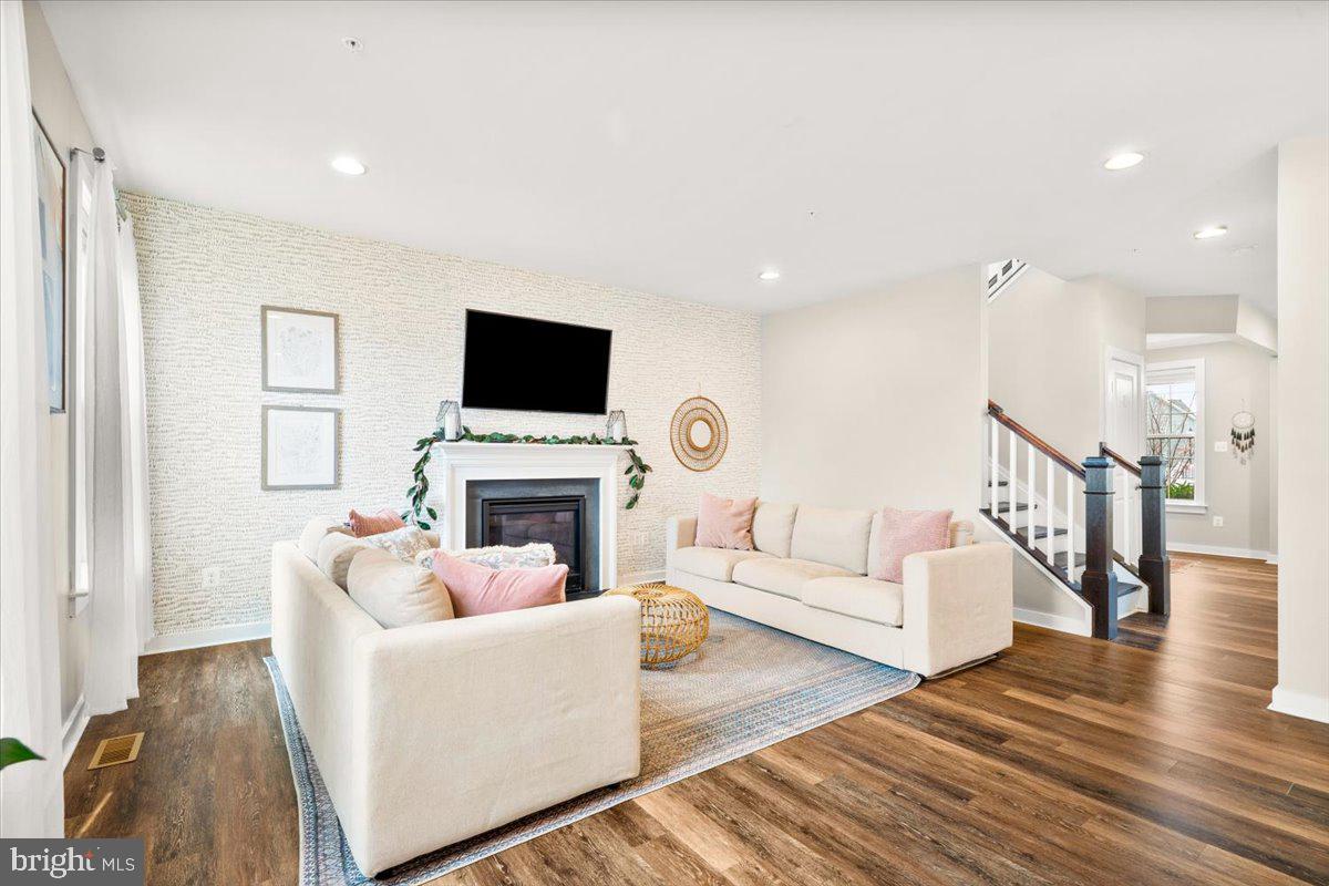 1010 Saxton Drive Frederick, MD 21702 - Photo 10 of 51 Living room