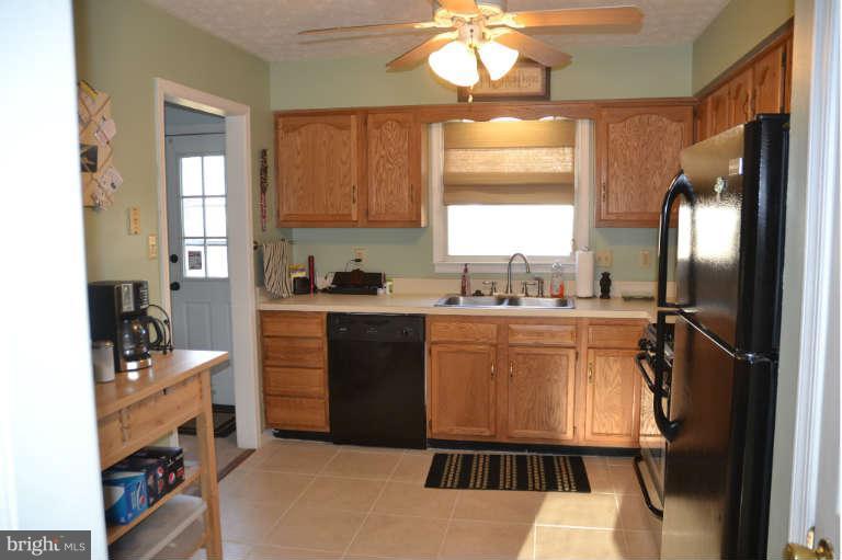 141 Woodrow Road Winchester, VA 22602 - Photo 8 of 19 Kitchen