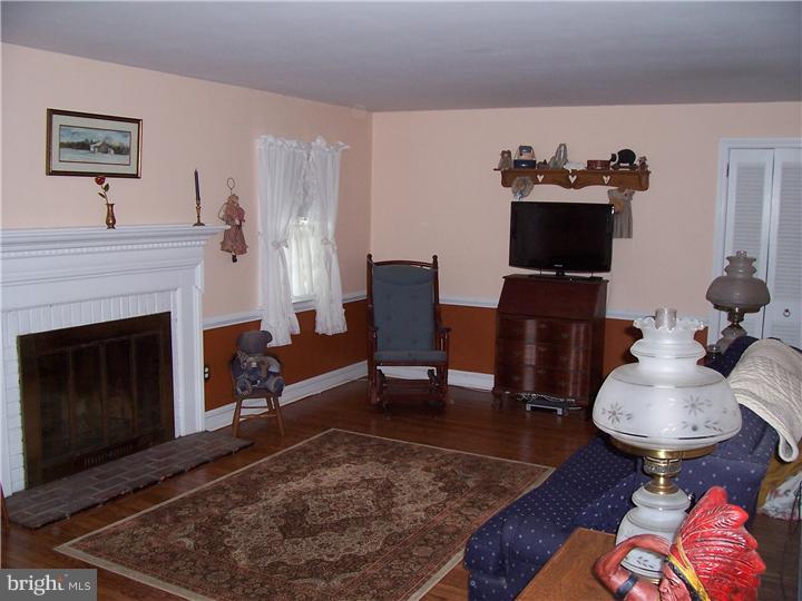 222 Beechwood Road Springfield, PA 19064 - Photo 5 of 14 Living Room