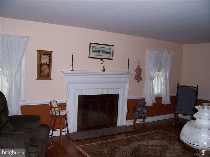 222 Beechwood Road Springfield, PA 19064 - Photo 6 of 14 Living Room