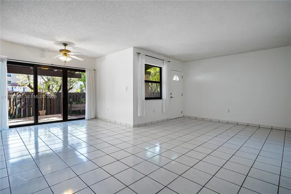 $2,700 | 495 West Park Drive, Unit 101, Miami, FL 33172