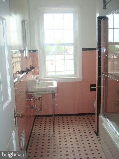 3517 Hilton Road Baltimore, MD 21215 - Photo 14 of 29 Bath