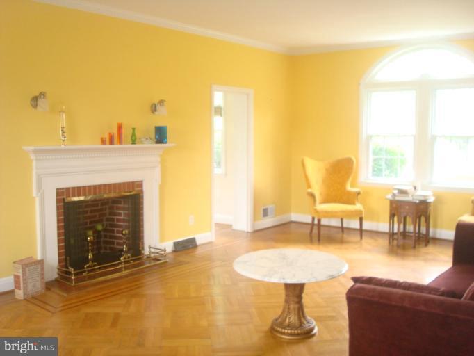 3517 Hilton Road Baltimore, MD 21215 - Photo 4 of 29 Living Room