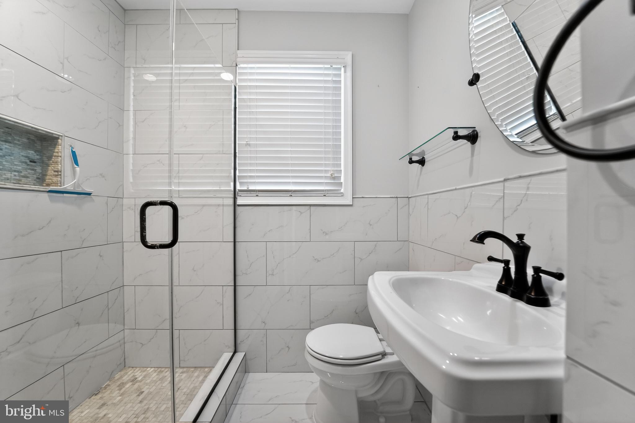 9408 Dana Vista Road Baltimore, MD 21236 - Photo 21 of 38 a bathroom with a toilet sink and shower