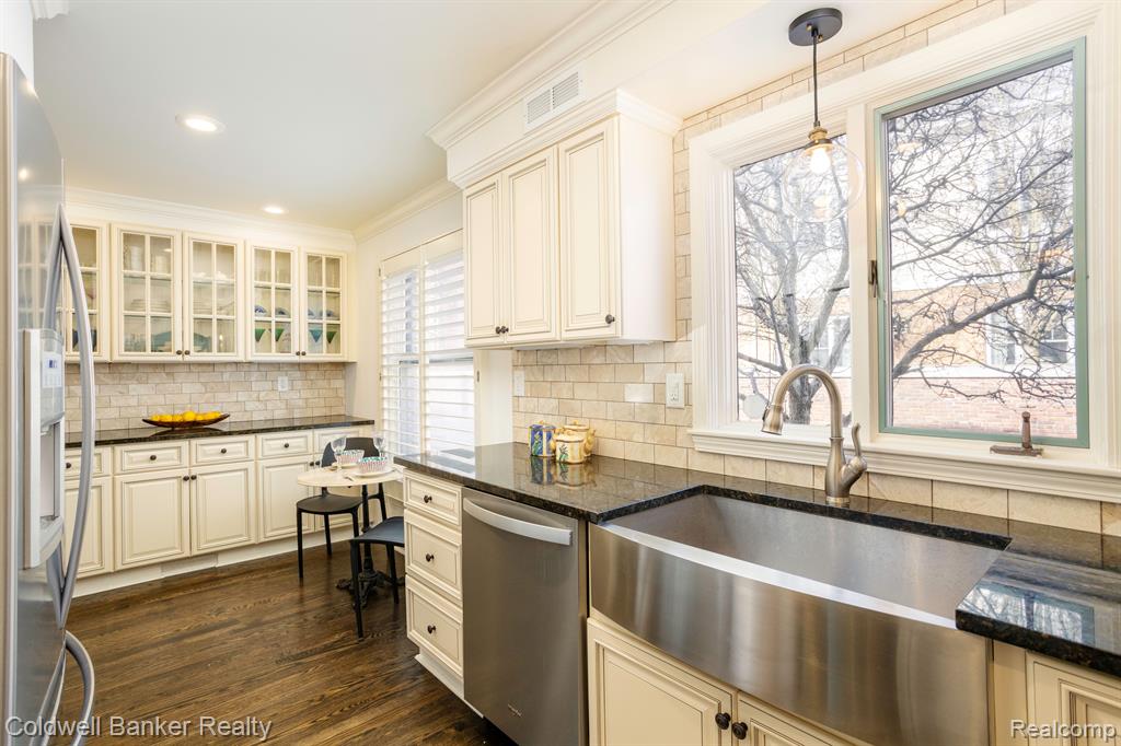 1792 Vernier Road Grosse Pointe Woods, MI 48236 - Photo 8 of 26