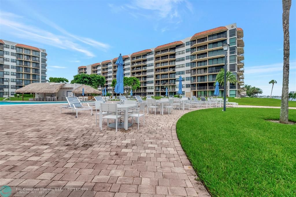 899 Jeffery Street, Unit 109 Boca Raton, FL 33487 - Photo 31 of 37 a view of building with garden