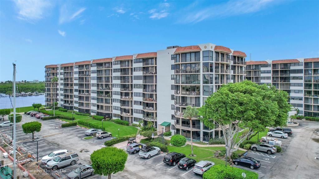 899 Jeffery Street, Unit 109 Boca Raton, FL 33487 - Photo 36 of 37 a front view of a building with garden