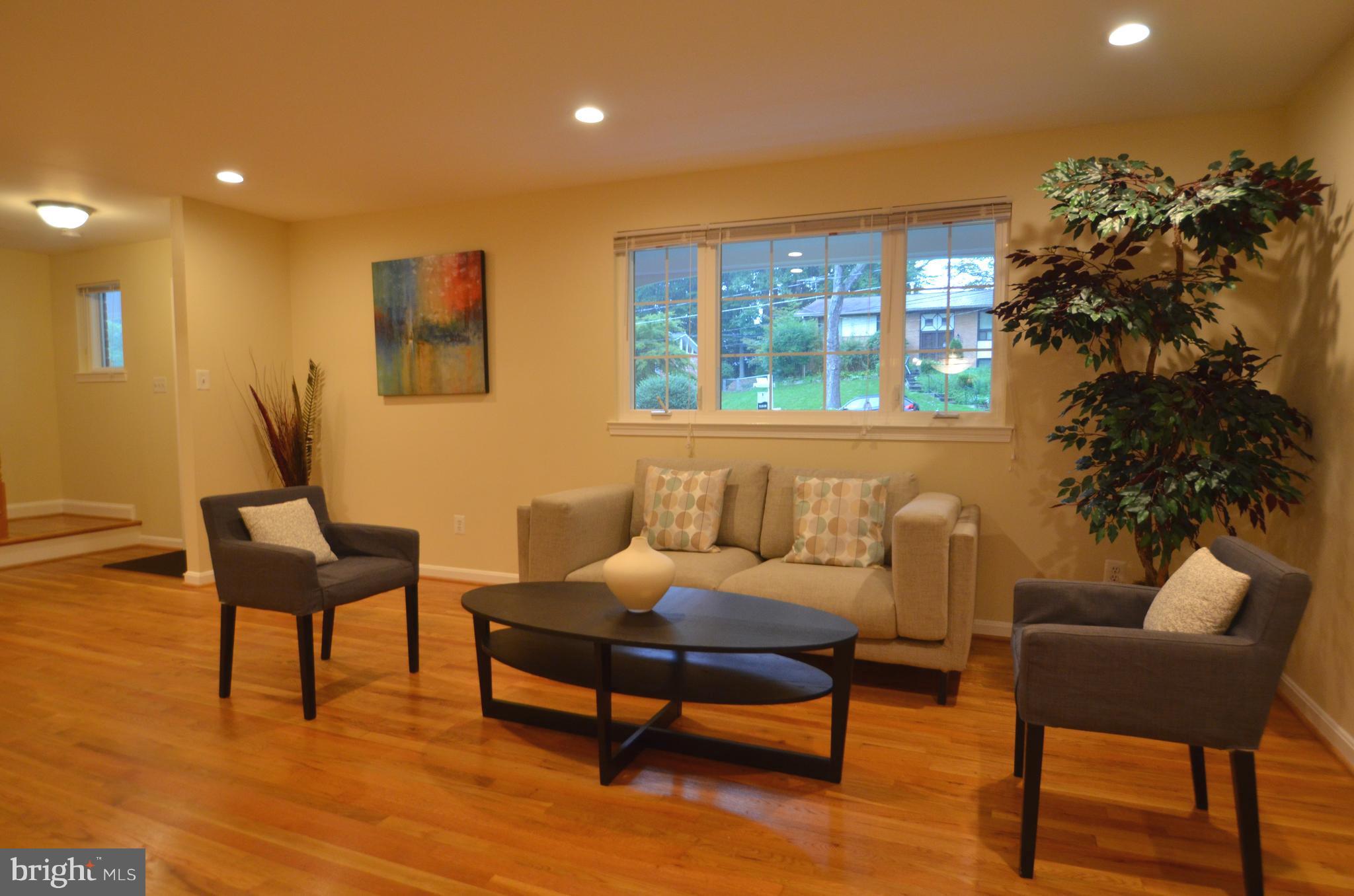 8627 Victoria Road Springfield, VA 22151 - Photo 4 of 30 a living room with furniture and a potted plant