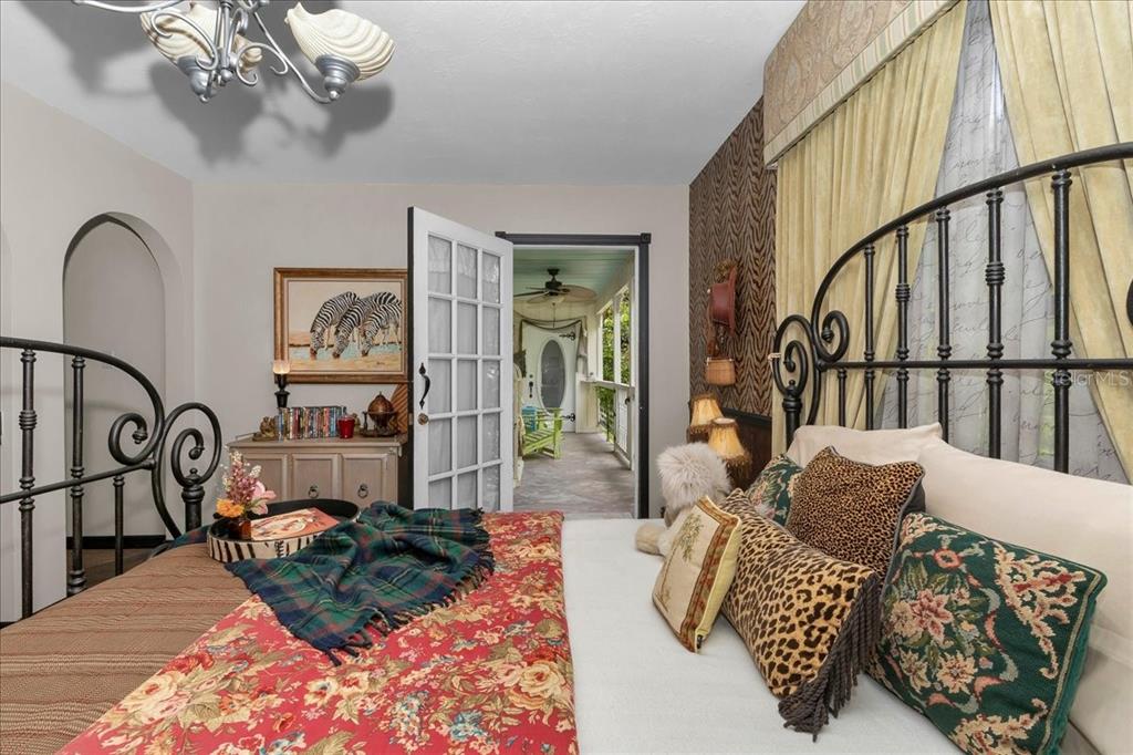 35 Magnolia Avenue Yankeetown, FL 34498 - Photo 28 of 75 a living room with furniture wooden floor and a chandelier