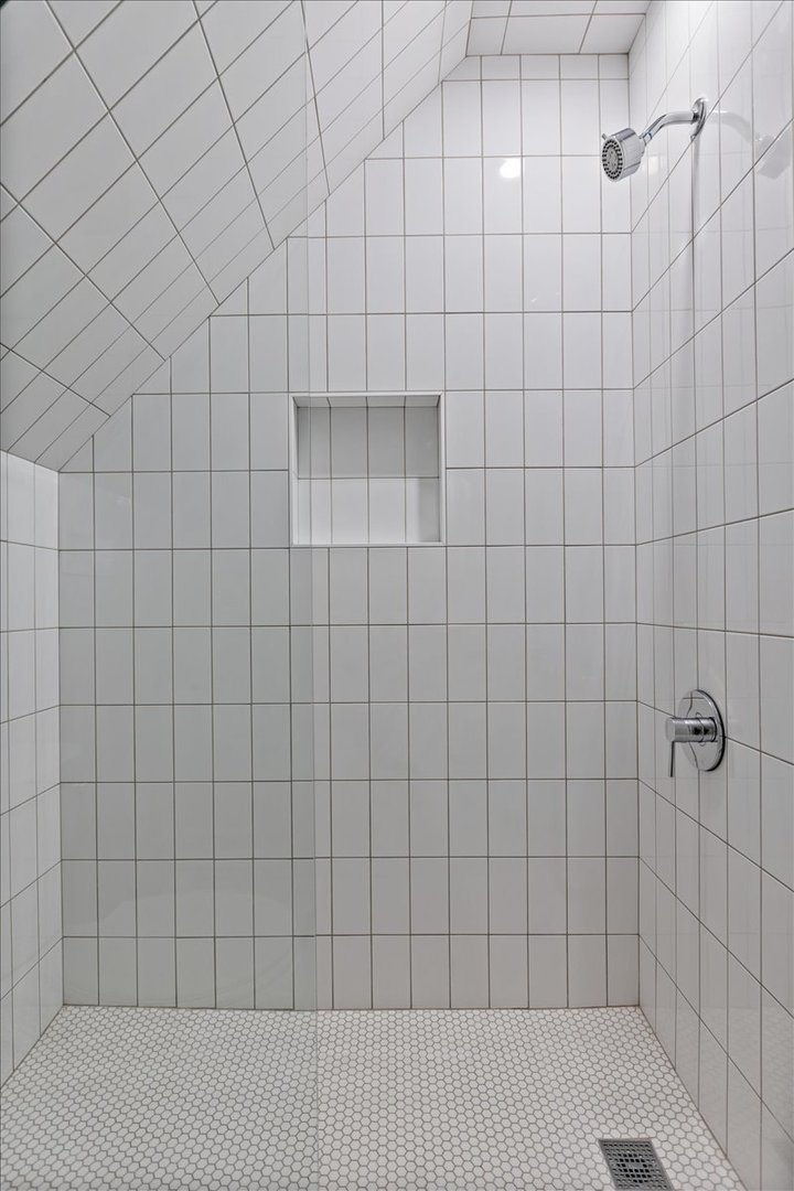 1328 West Byron Street Chicago, IL 60613 - Photo 27 of 40 a bathroom with a shower