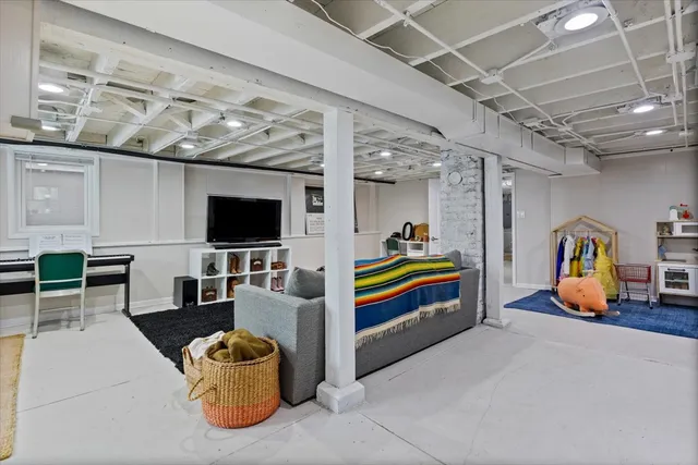 $1,750,000 | 1328 West Byron Street, Chicago, IL 60613