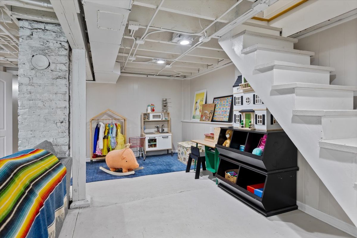 1328 West Byron Street Chicago, IL 60613 - Photo 30 of 40 a living room with furniture and a book shelf