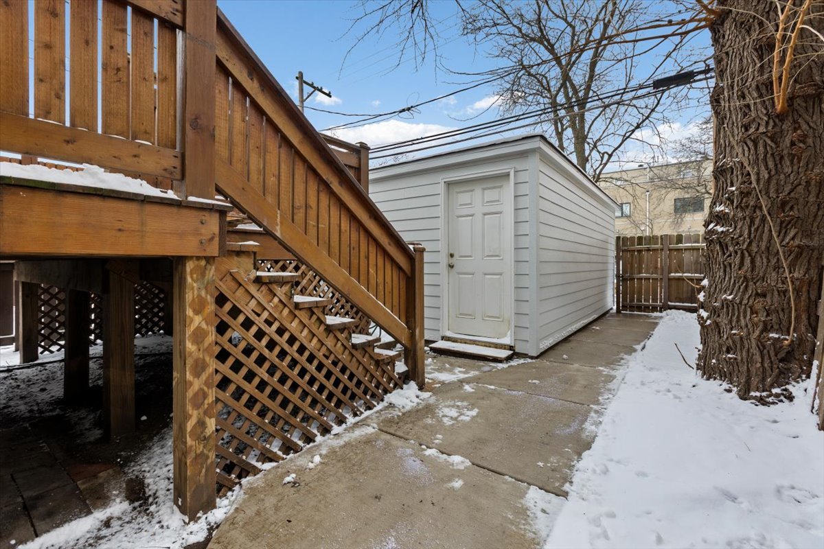 1328 West Byron Street Chicago, IL 60613 - Photo 35 of 40 a view of a house with wooden fence