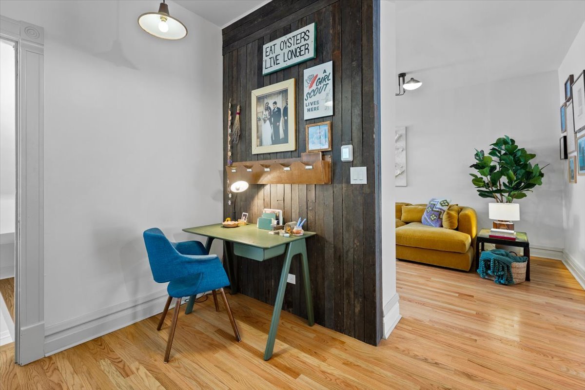 1328 West Byron Street Chicago, IL 60613 - Photo 7 of 40 a living room with furniture and a potted plant