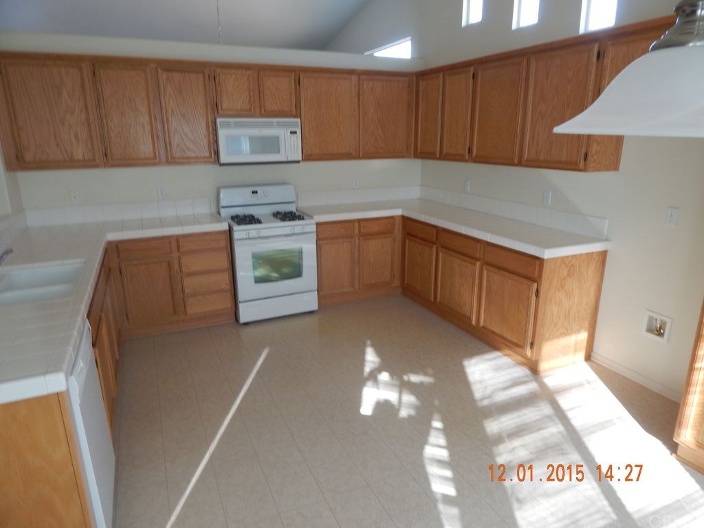 21191 Champanel Road Apple Valley, CA 92308 - Photo 7 of 16