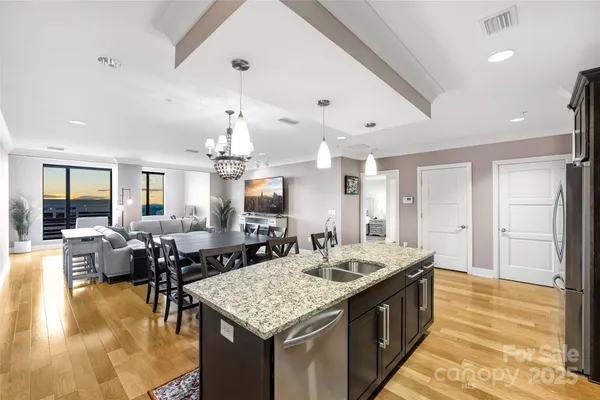 a large kitchen with kitchen island a island in it