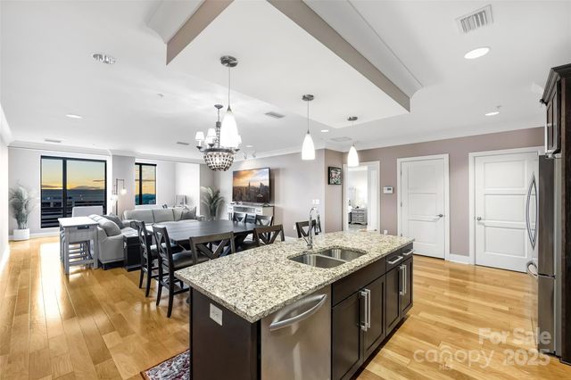 a large kitchen with kitchen island a island in it