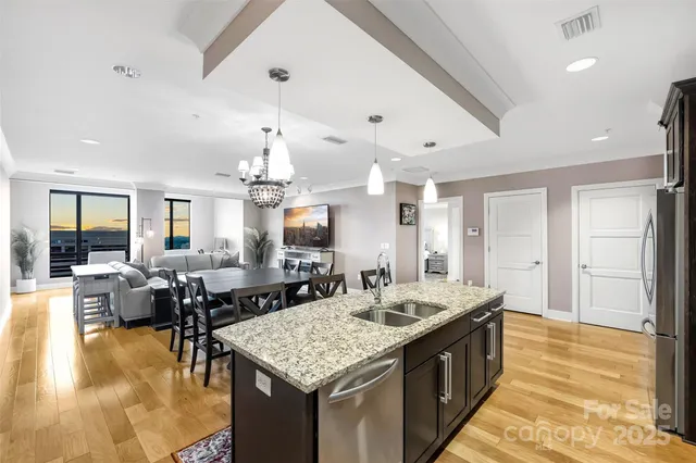 a large kitchen with kitchen island a island in it