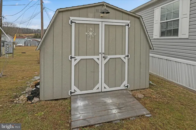 an entrance view of an entryway