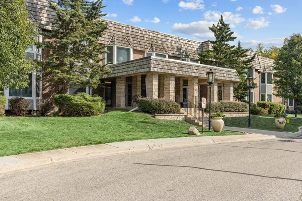 $355,000 | 2300 Windsor Mall, Unit 2E, Park Ridge, IL 60068