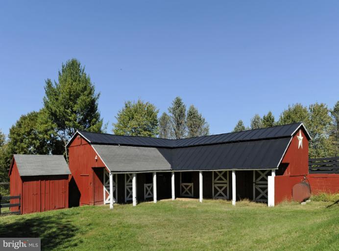 2648 Rectortown Road Delaplane, VA 20144 - Photo 11 of 25 5-stall barn with large tack room and storage.