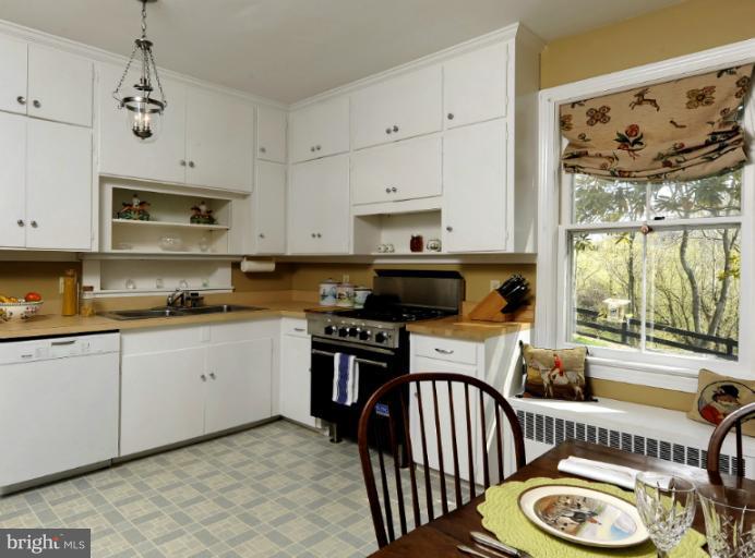 2648 Rectortown Road Delaplane, VA 20144 - Photo 14 of 25 Country Kitchen with window seat.