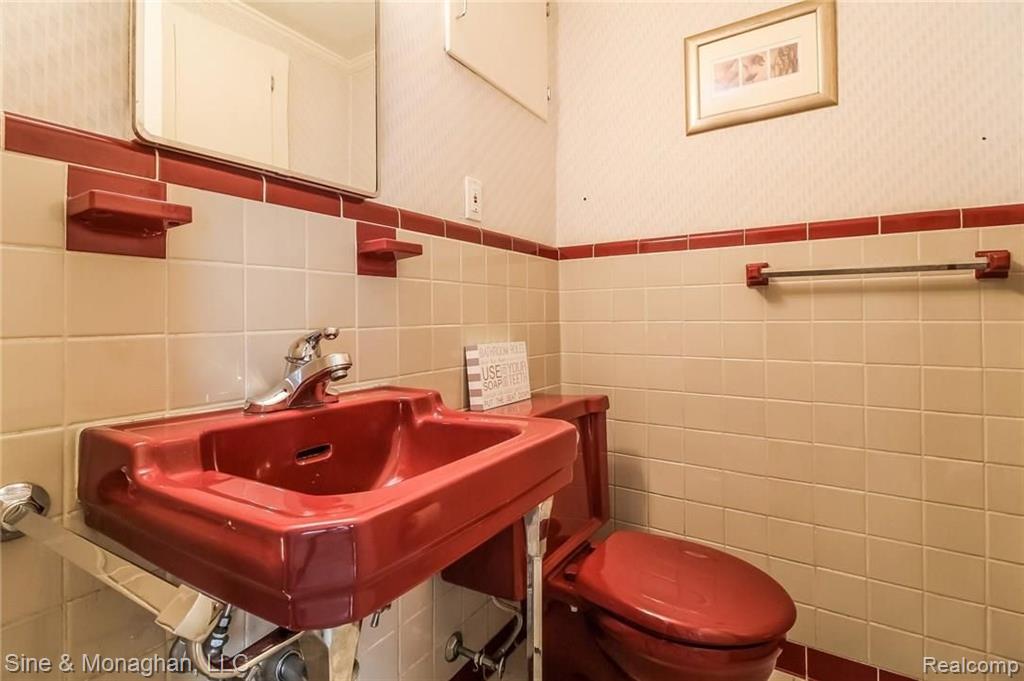 1605 Prestwick Road Grosse Pointe Woods, MI 48236 - Photo 19 of 46