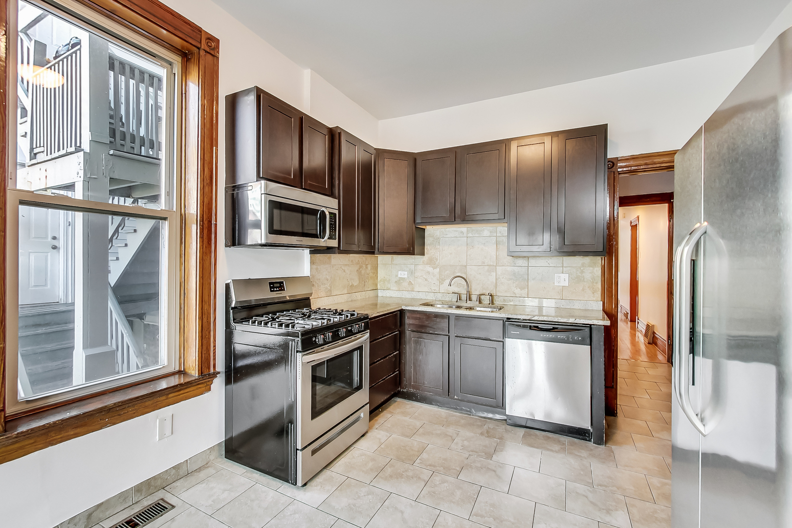 1138 West Addison Street, Unit 1 Chicago, IL 60613 - Photo 6 of 27