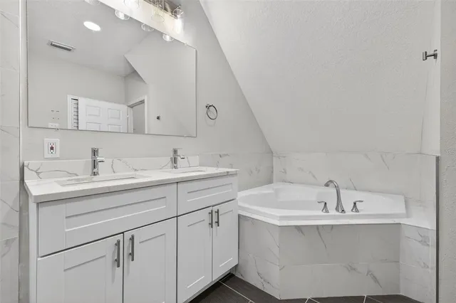 $2,900 | 4362 Tyler Circle North, St. Petersburg, FL 33709