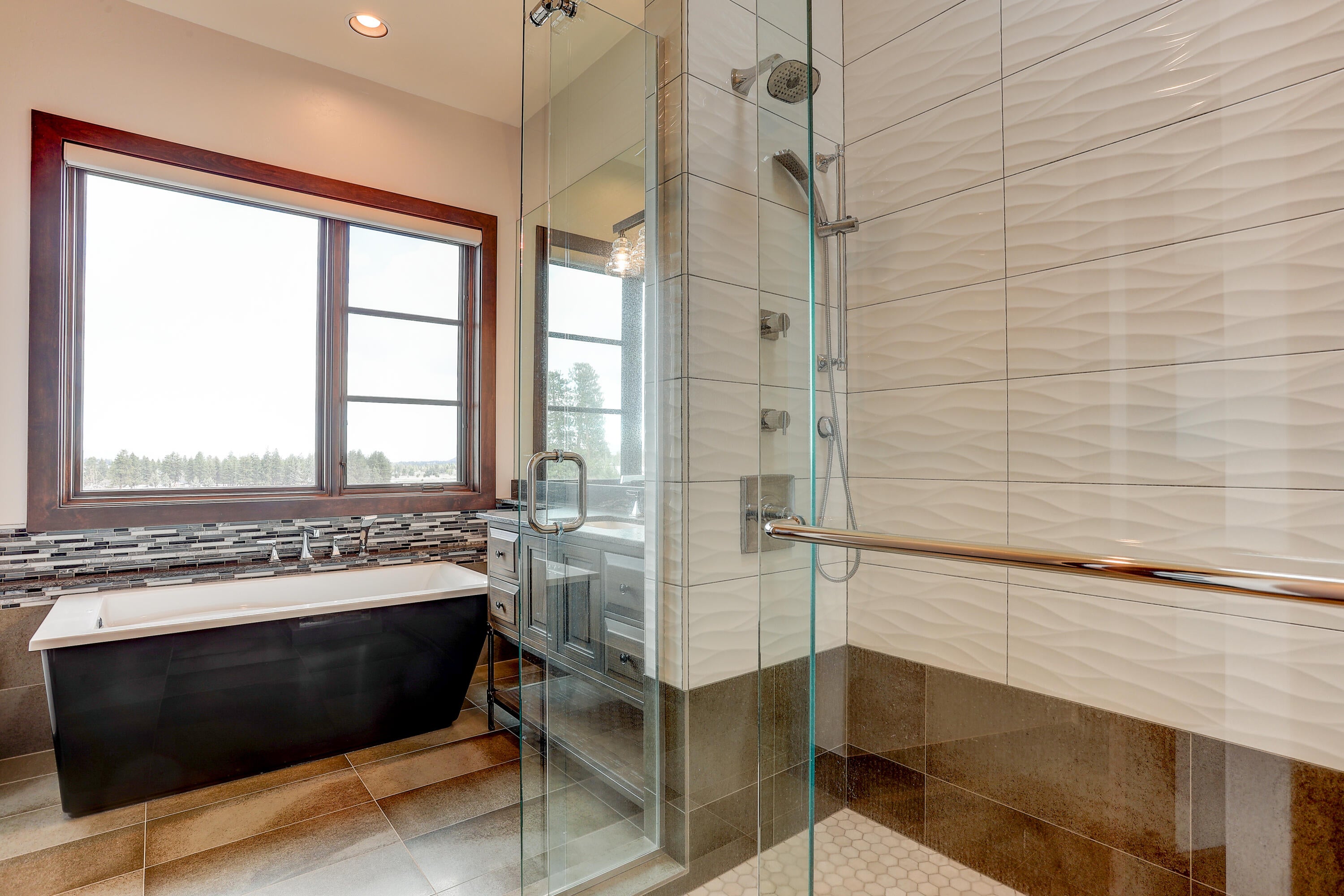 20970 Sholes Road Bend, OR 97702 - Photo 27 of 41 Guest Bath