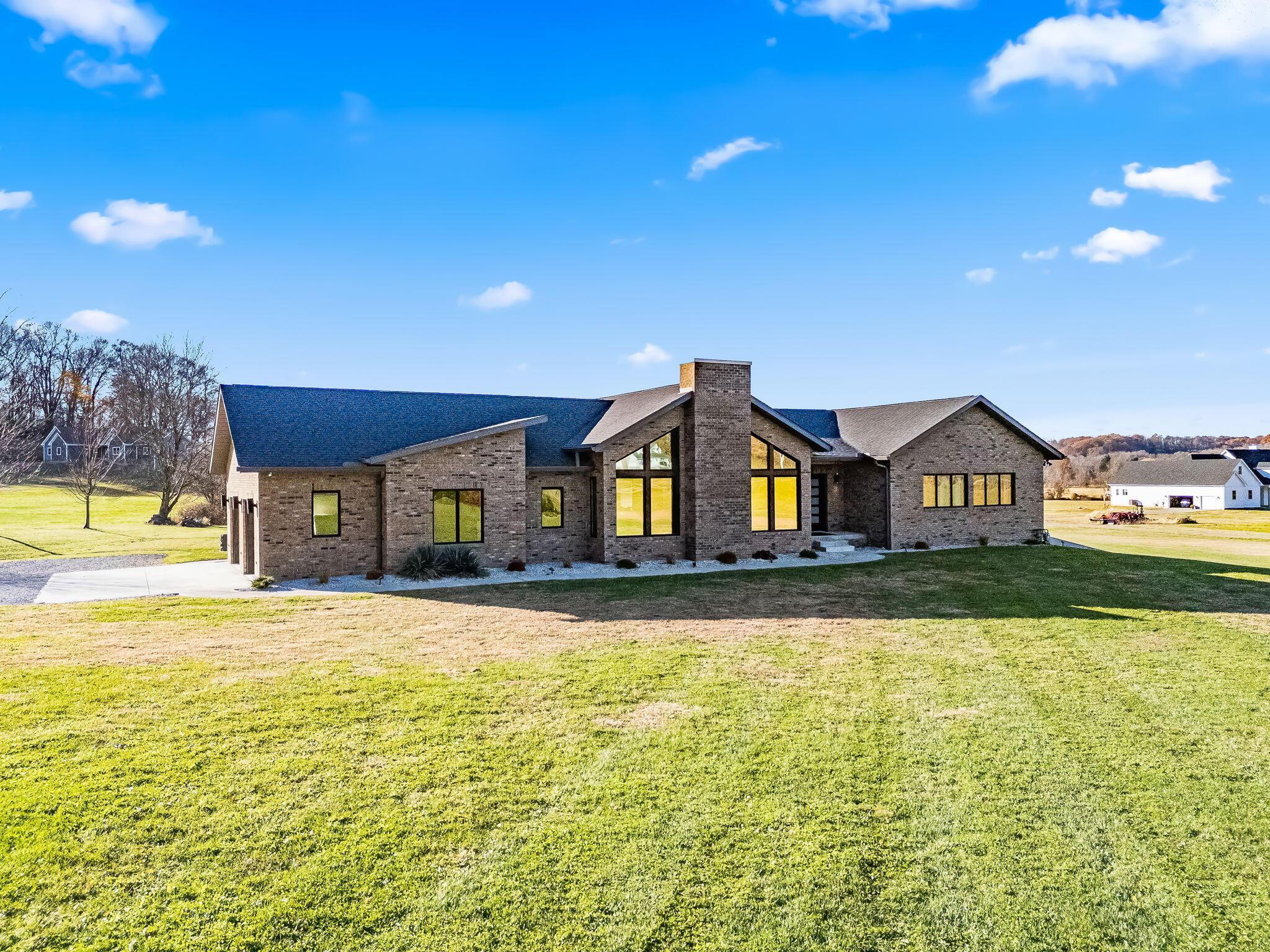 3489 Country Club Road Southwest Lancaster, OH 43130 - Photo 2 of 68 side view