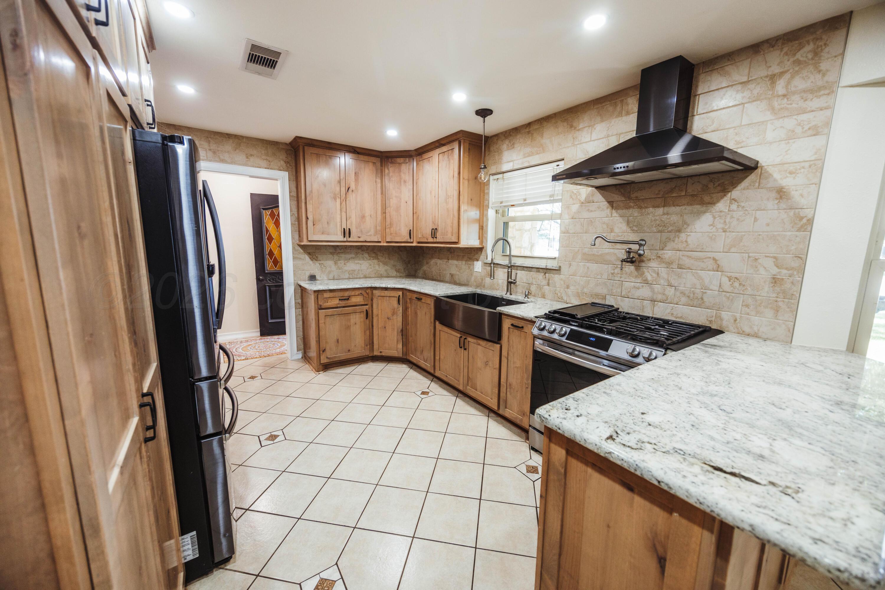 2009 Southwest 19th Avenue Perryton, TX 79070 - Photo 15 of 49 Kitchen