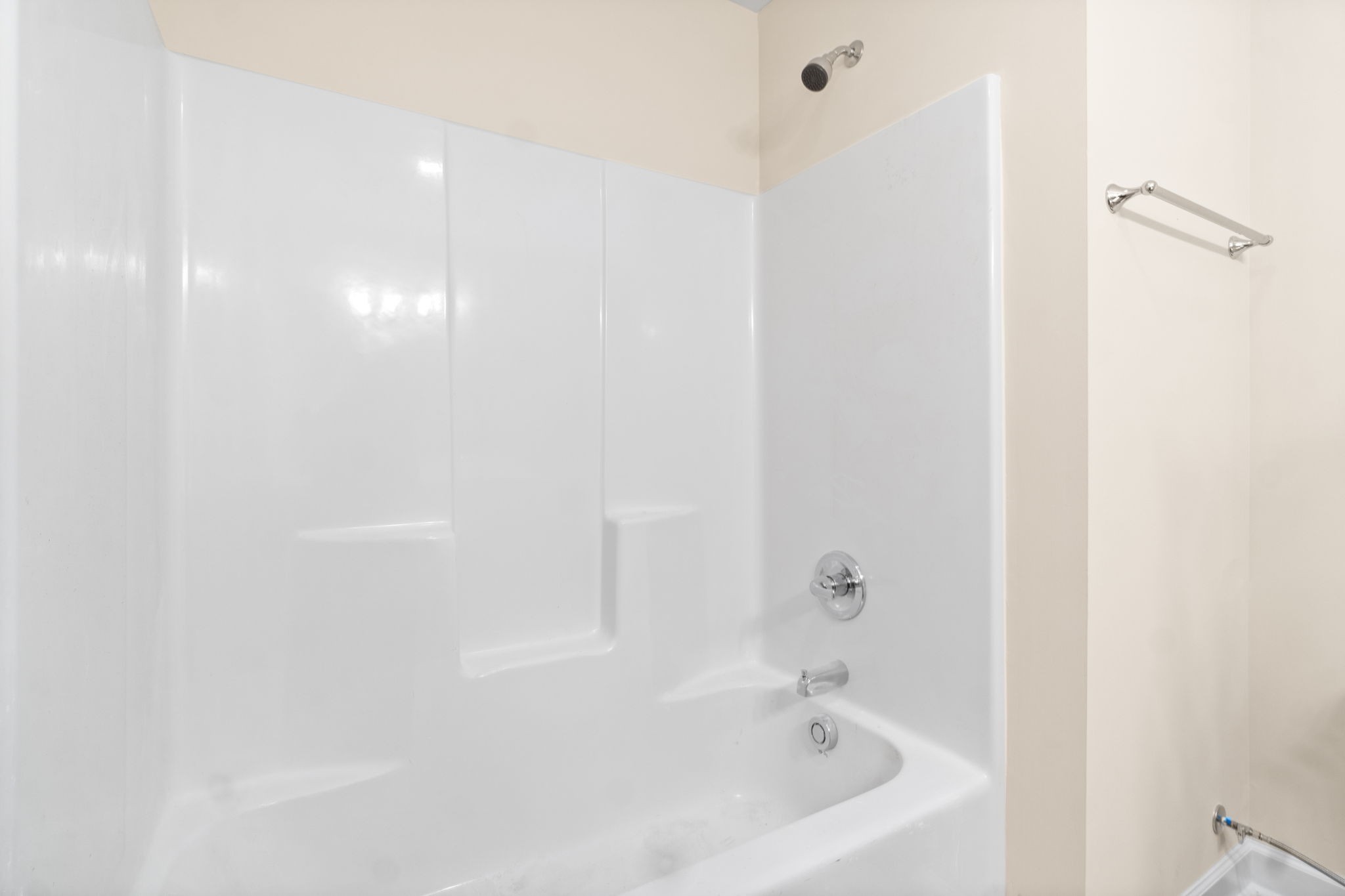 9550 Russellville Road, Unit C Guthrie, KY 42234 - Photo 12 of 23 a bathroom with a bathtub