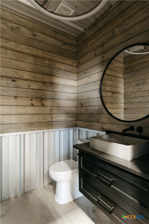 3466 Levi Sloan Road Victoria, TX 77904 - Photo 43 of 48 a bathroom with a toilet and a mirror
