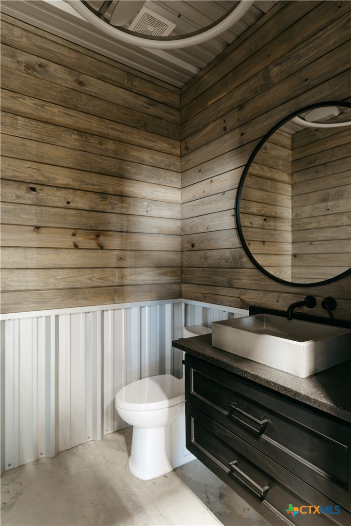 3466 Levi Sloan Road Victoria, TX 77904 - Photo 43 of 48 a bathroom with a toilet and a mirror