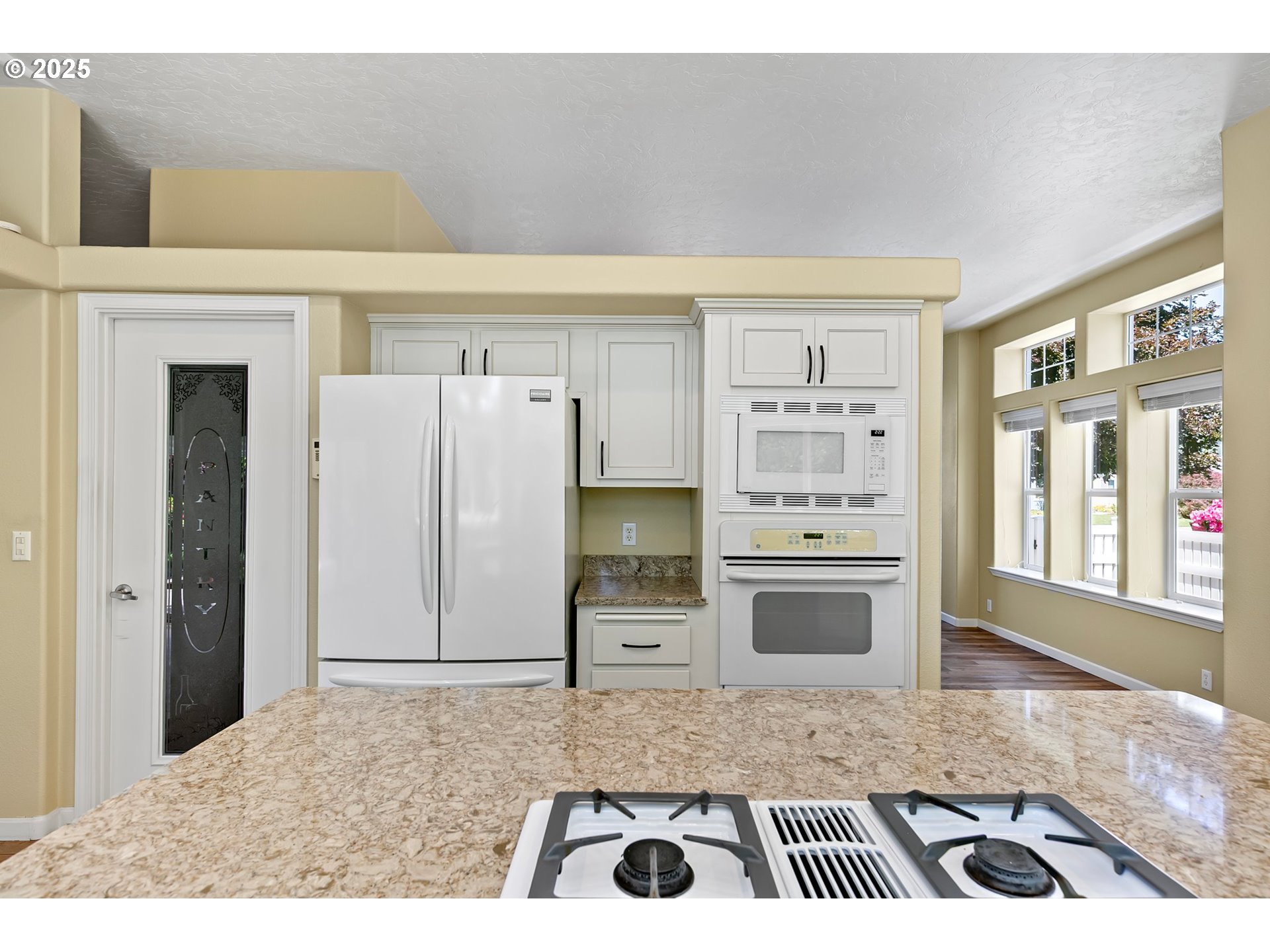 3220 Crescent Avenue, Unit 59 Eugene, OR 97408 - Photo 20 of 43 a kitchen with granite countertop a stove and cabinets