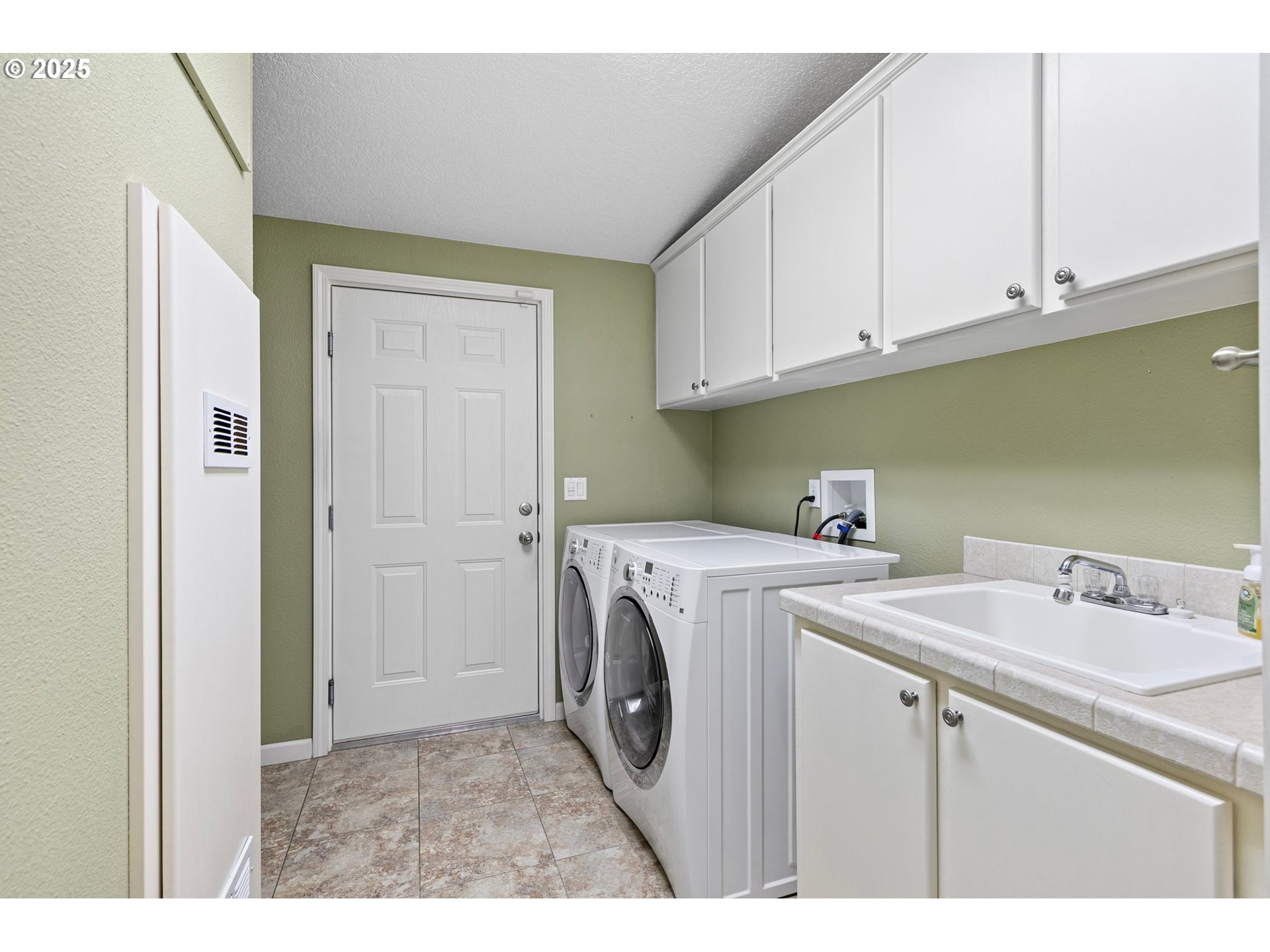 3220 Crescent Avenue, Unit 59 Eugene, OR 97408 - Photo 23 of 43 a utility room with dryer and washer