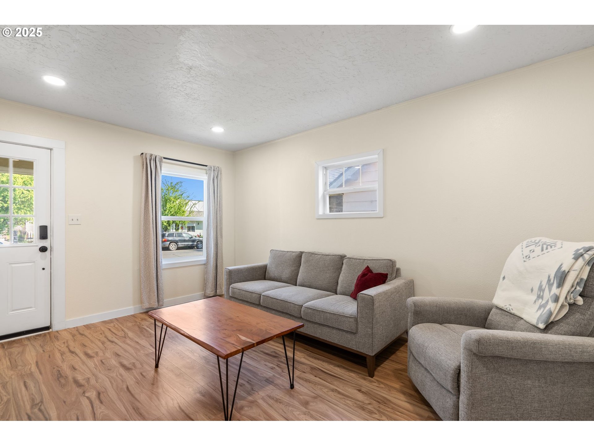 333 20th Avenue Longview, WA 98632 - Photo 7 of 30 Living Room