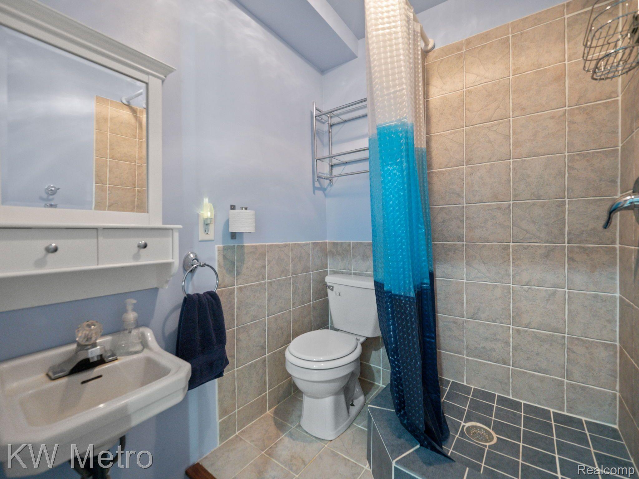 3205 Stanton Road Lake Orion, MI 48362 - Photo 54 of 60 Full bathroom near indoor pool