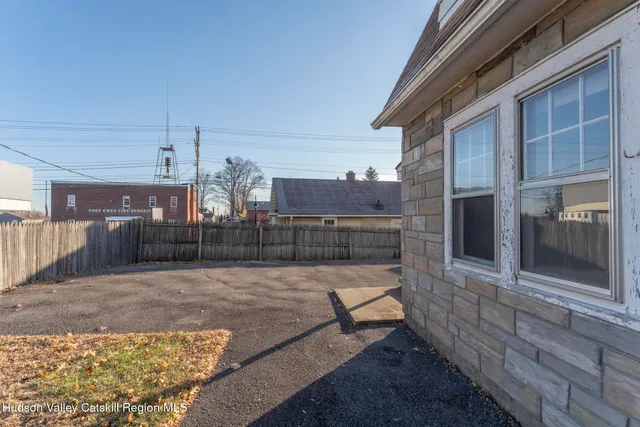 a view of a backyard