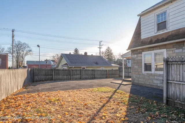 a view of a backyard