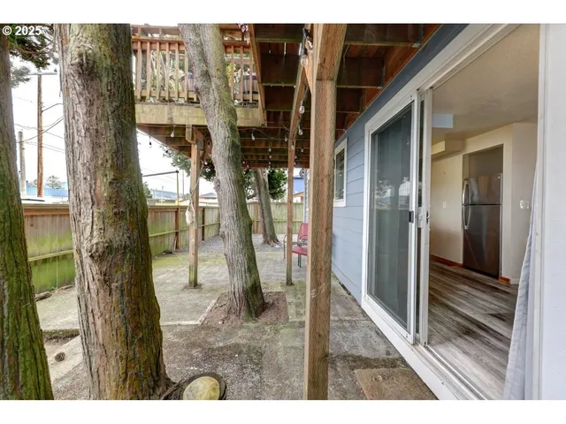 a view of a backyard