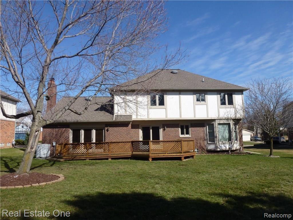 Large Deck off of Family Rm and Dinette
