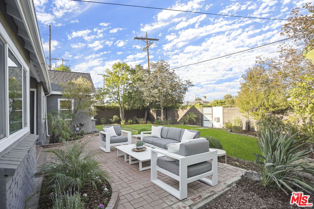 11700 Huston Street Valley Village, CA 91607 - Photo 10 of 70