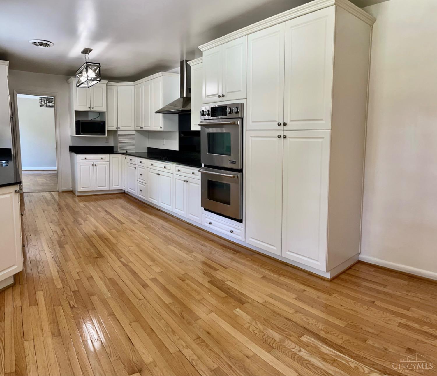 3160 East Galbraith Road Amberley, OH 45236 - Photo 8 of 25