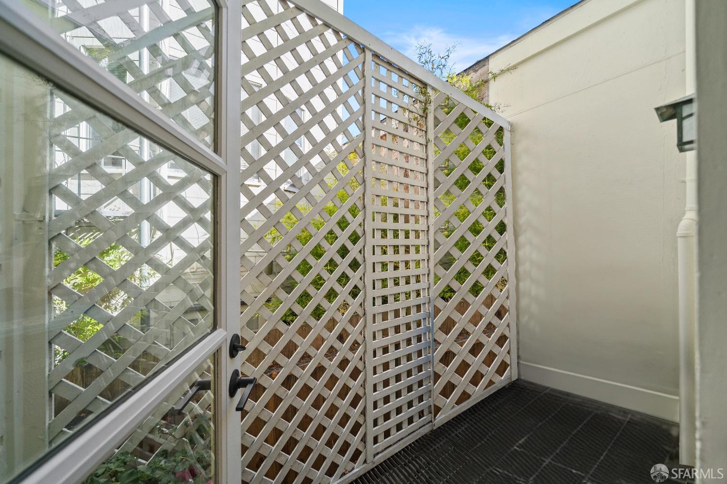 1 Cottage Row San Francisco, CA 94115 - Photo 33 of 52 a bathroom with a shower curtain